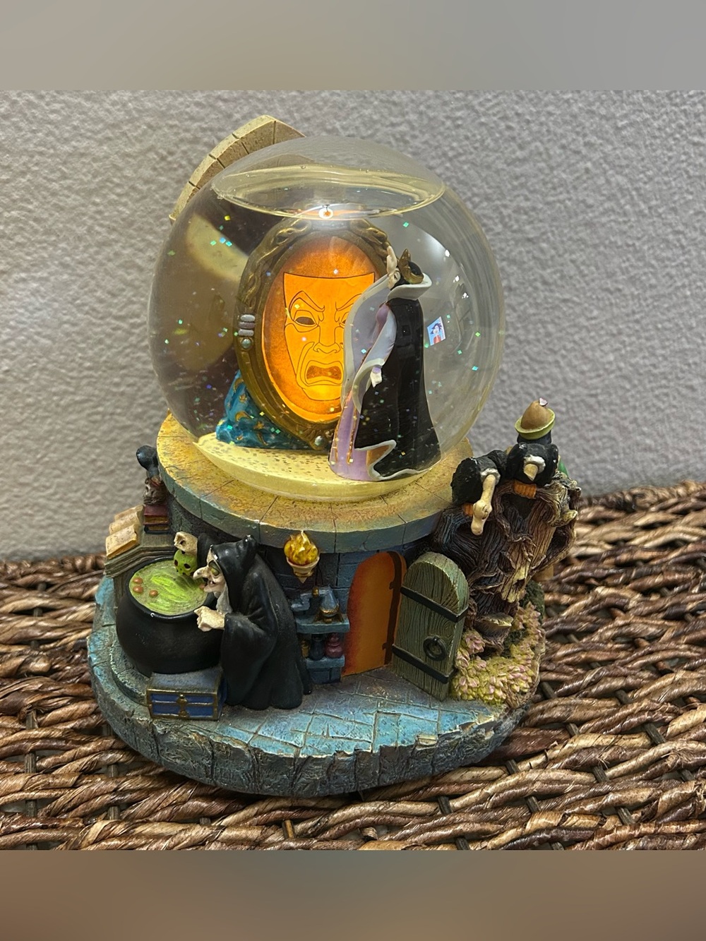 Disney Villains Snow White Evil Queen Magic Mirror Snowglobe Snow Globe Figurine